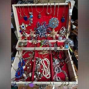 VINTAGE JEWELRY “WONDERS FOUND”
FOR A POSHMARK SHOW at 2000ET